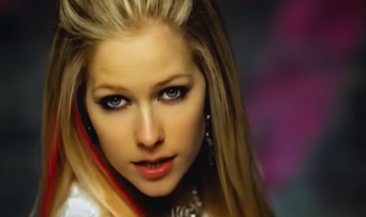 Screenshot from Avril Lavigne - Girlfriend (2007)