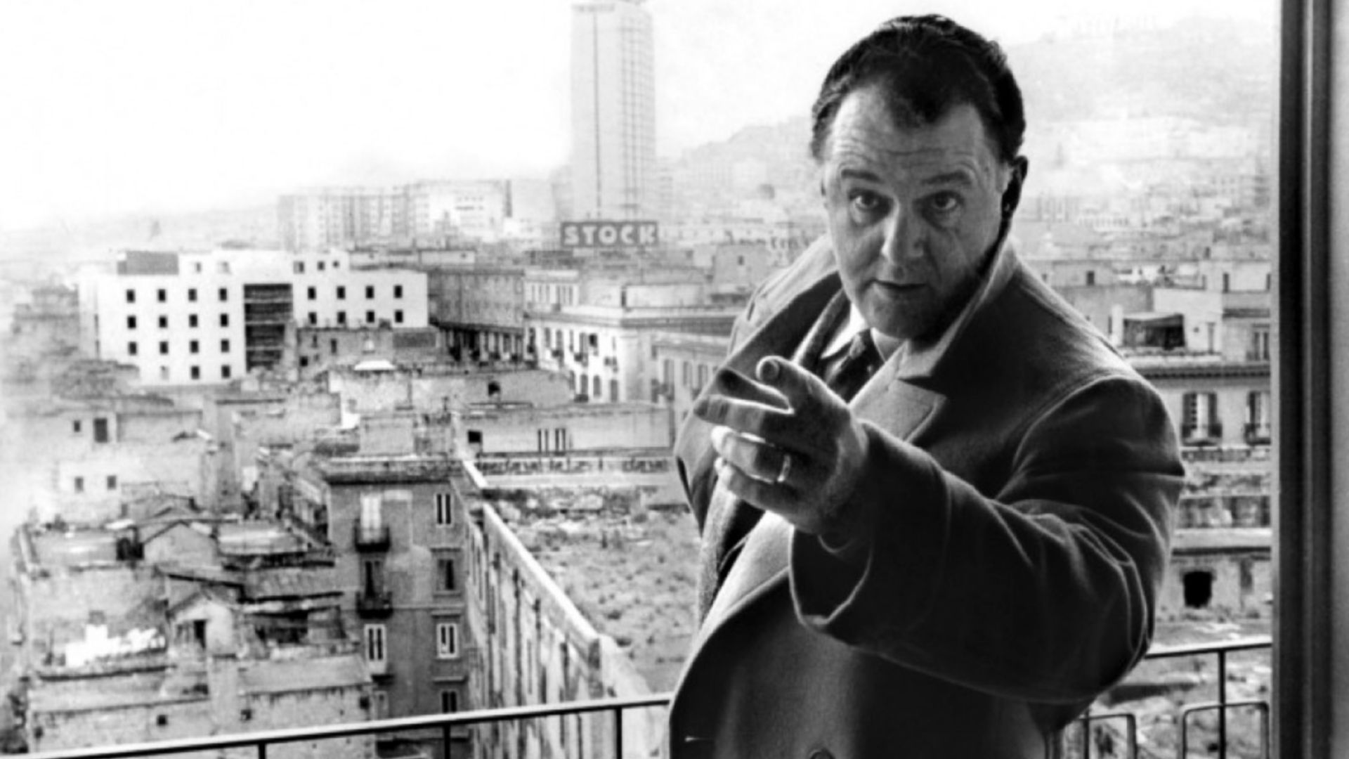 Rod Steiger in Le mani sulla città. Alle spalle, l'hotel Jolly.