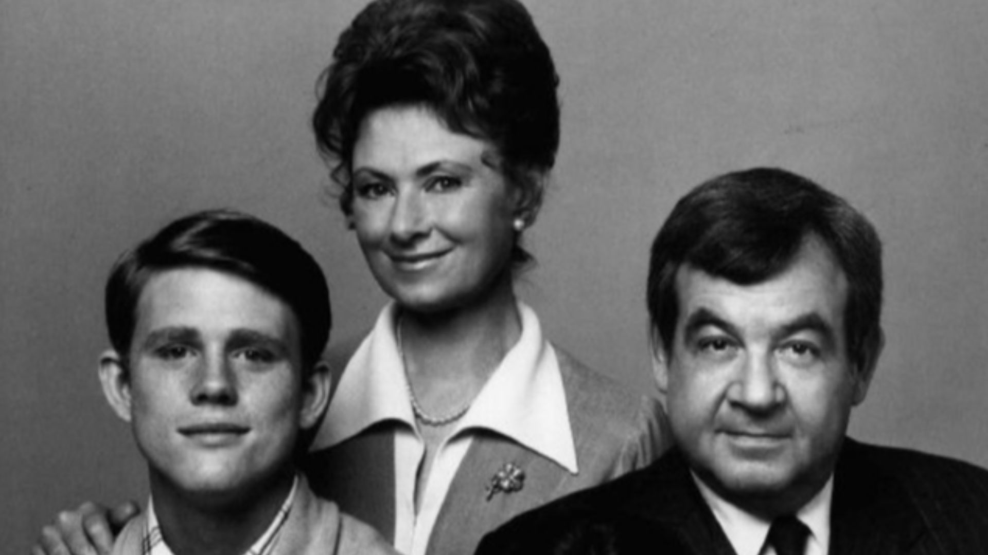 Photo of the Cunningham family from the television program Happy Days.  Standing are Marion Ross (Marion Cunningham) and Tom Bosley (Howard Cunningham).  Seated are Ron Howard (Richie Cunningham) and Erin Moran (Joanie Cunningham).