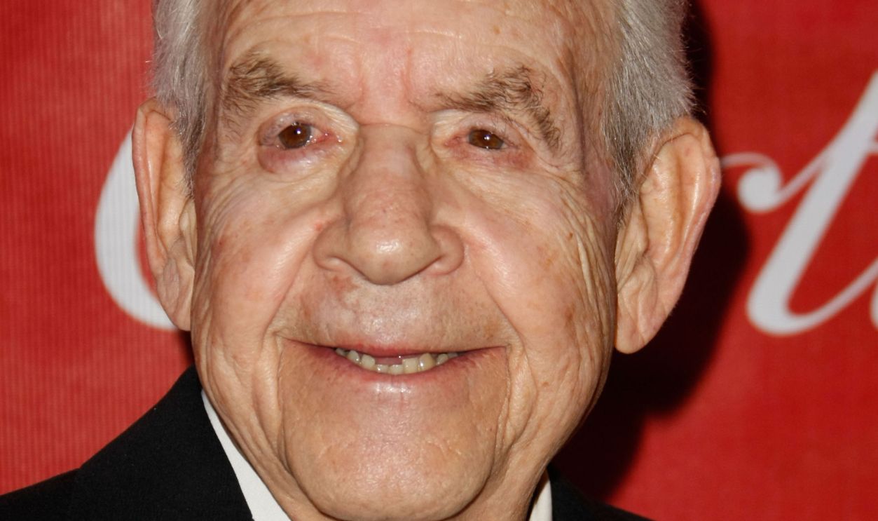 2009 Palm Springs International Film Festival - Arrivals PALM SPRINGS, CA - JANUARY 06: Actor Tom Bosley arrives at the 20th anniversary of the Palm Springs International Film Festival Awards Gala presented by Cartier held at the Palm Springs Convention Center on January 6, 2009 in Palm Springs, California.
