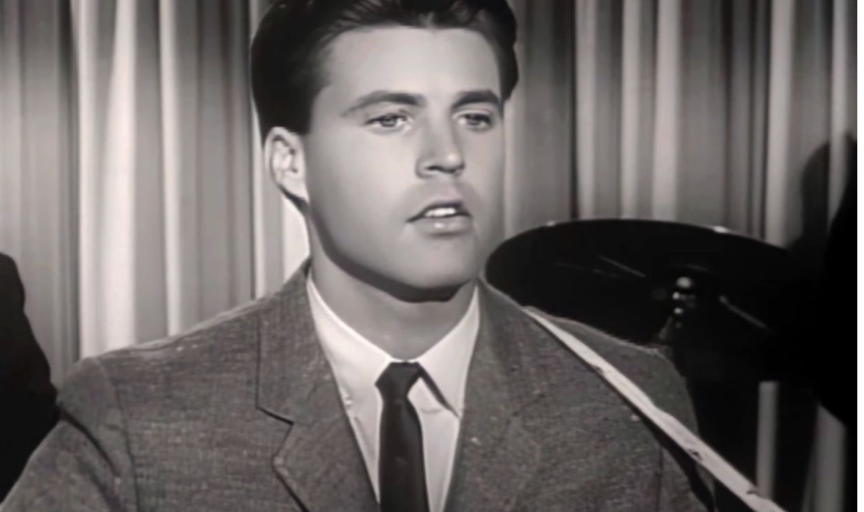 Screenshot from Fools Rush In, Decca Records (1940)