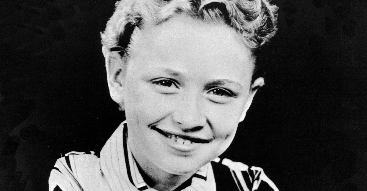 Black and white portrait of a young Dolly Parton