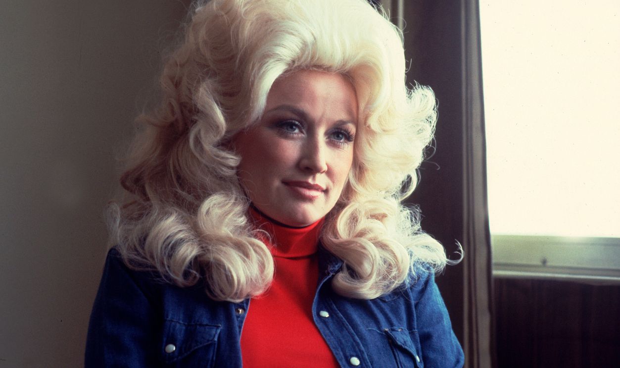 Portrait of Dolly Parton at the Holiday Inn in Chicago, Illinois, April 30, 1977.