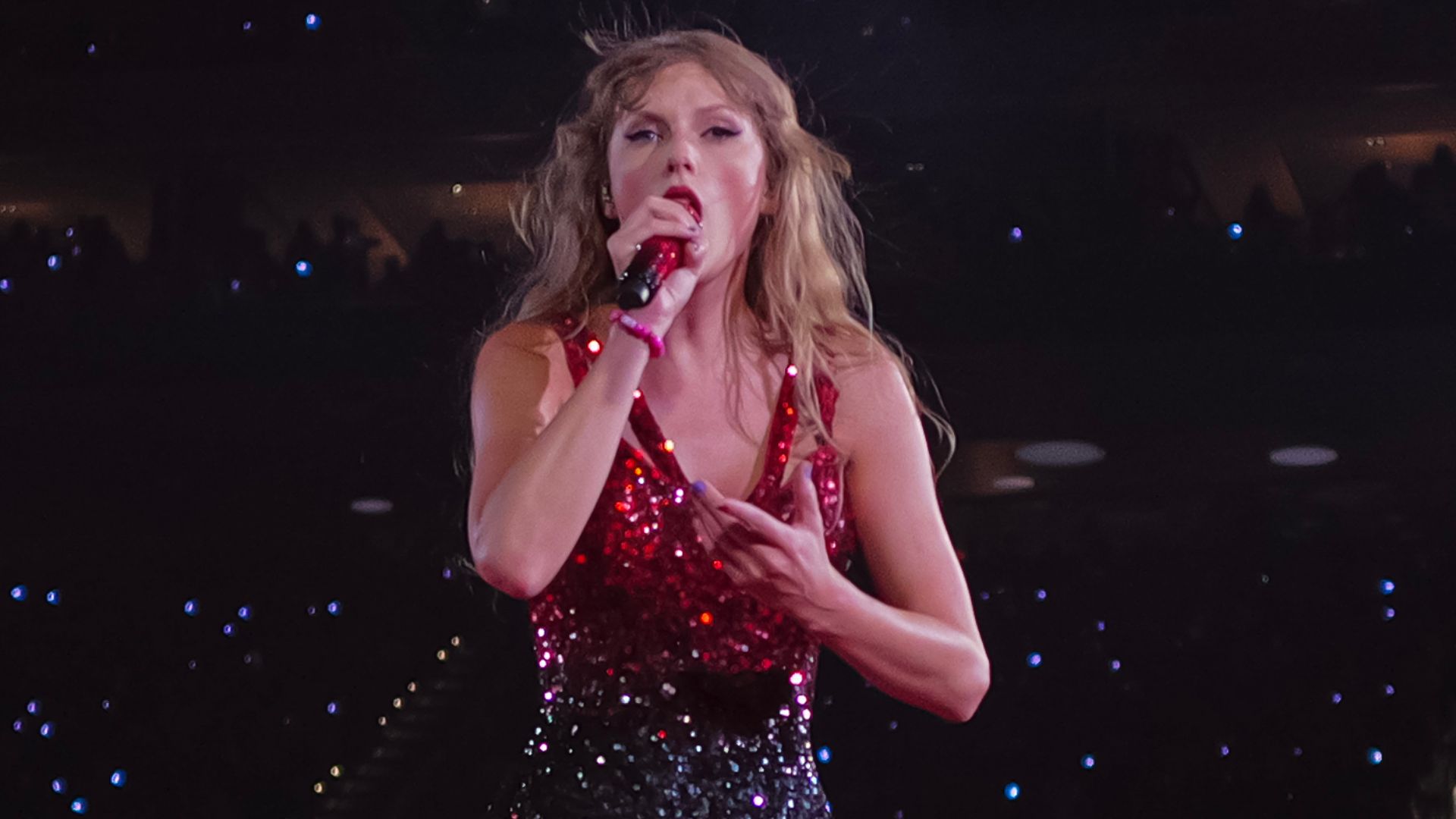 Taylor Swift performing