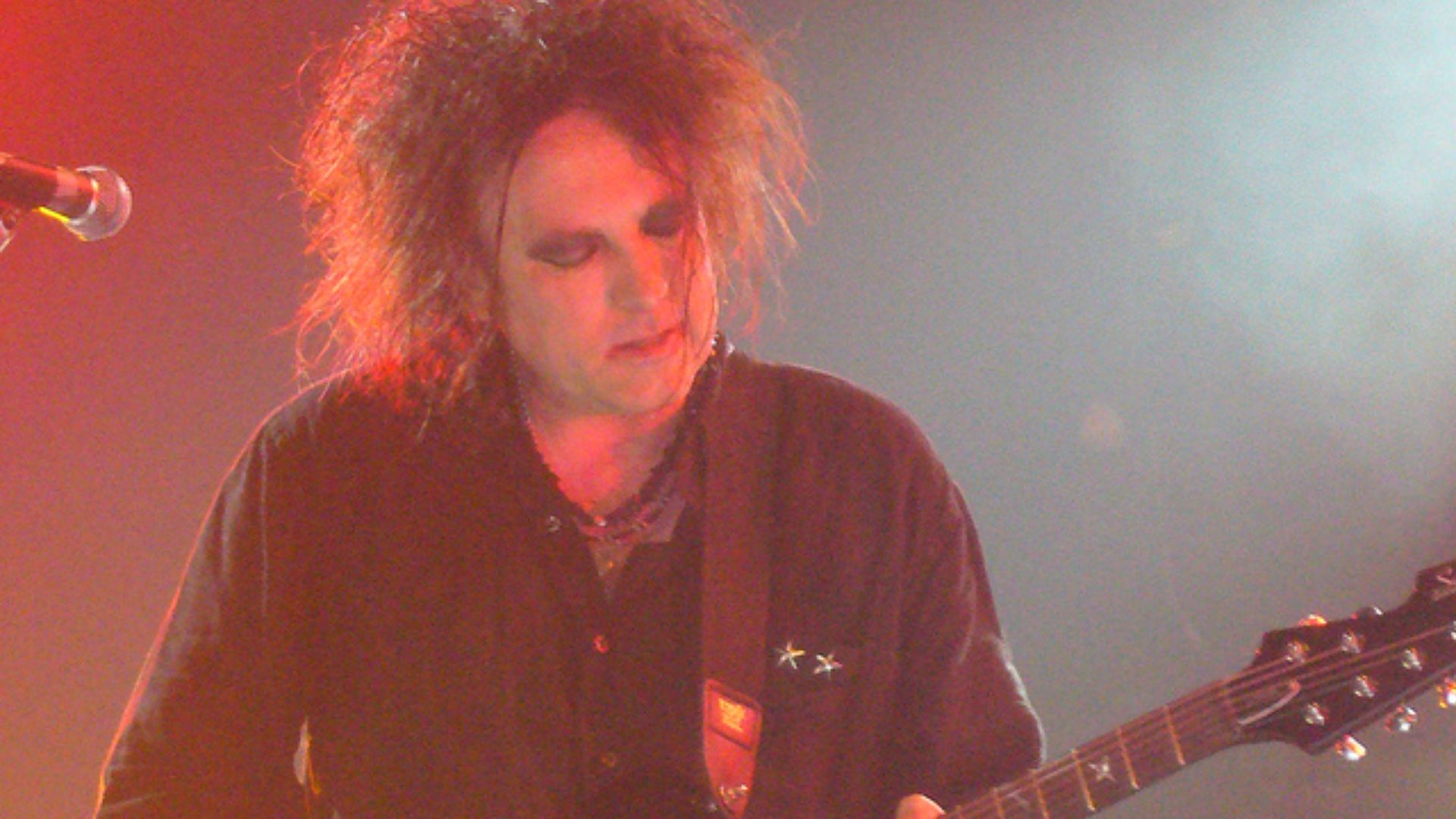 Robert Smith of The Cure live in Singapore 

Schecter Robert Smith UltraCure