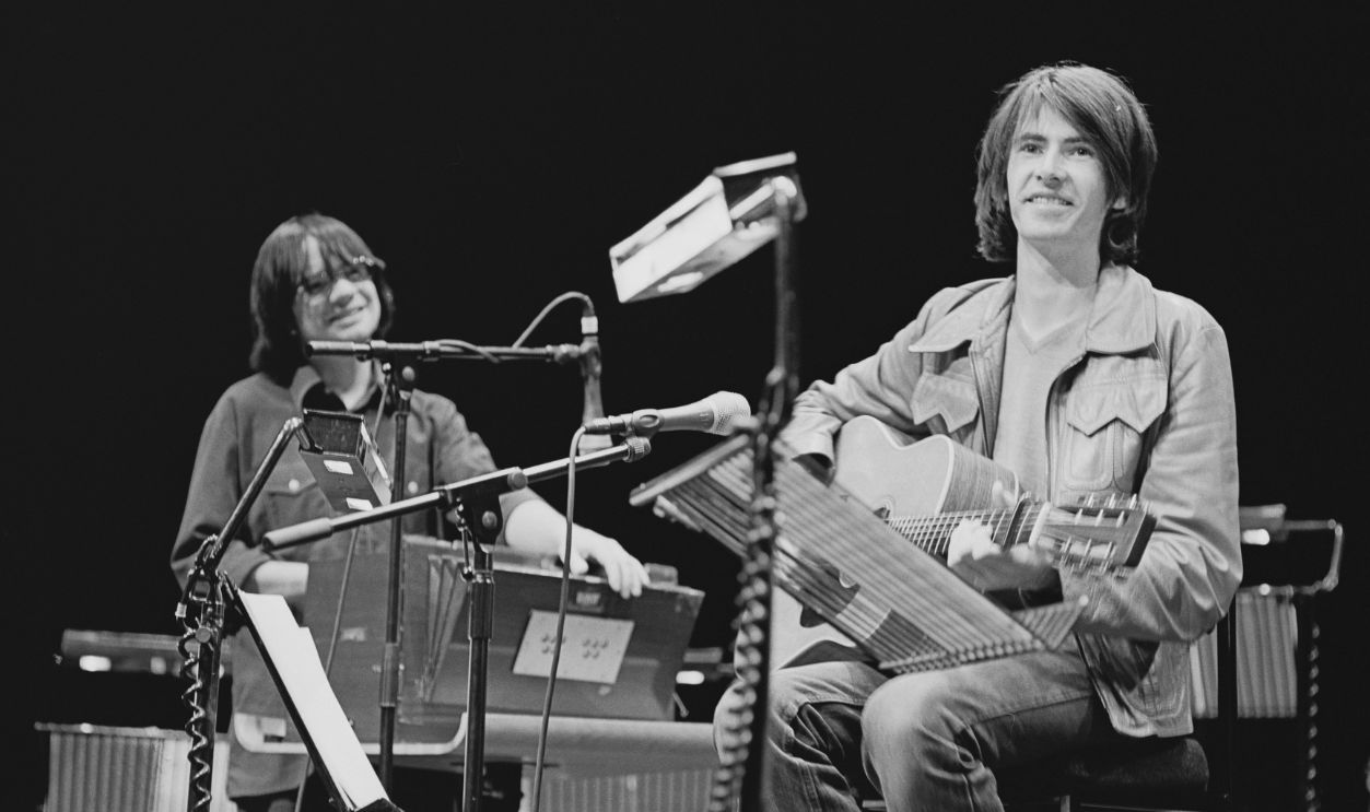 Getty Images - 677076547 - English singer-songwriter and guitarist Bernard Butler (right) performing at a concert tribute to Nick Drake at The Barbican, London, 25th September 1999.