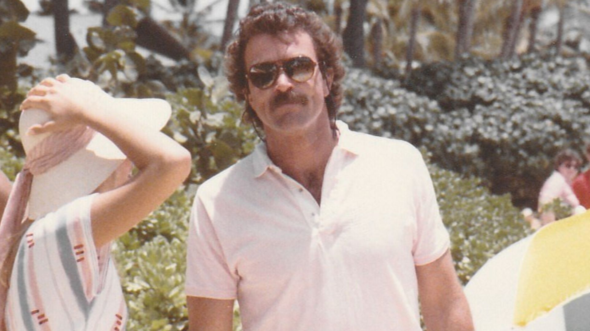 Tom Selleck, filming a scene for MAGNUM P.I. in April 1984 at the Kahala Hilton Hotel in Hawaii.