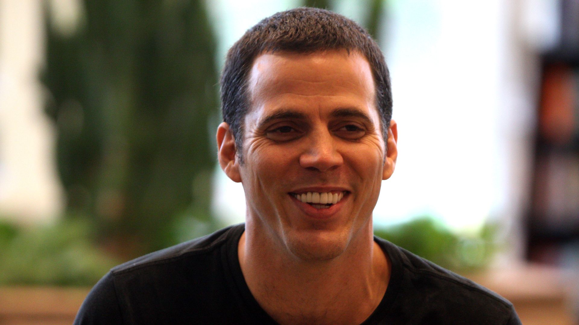 Steve-O, star of the MTV series Jackass, at a book signing in Phoenix, Arizona.

Please attribute to Gage Skidmore if used elsewhere.