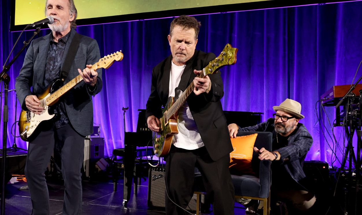 2025 A Funny Thing Happened On The Way To Cure Parkinson's NEW YORK, NEW YORK - NOVEMBER 15: (L-R) Jackson Browne and Michael J. Fox perform during the 2025 A Funny Thing Happened On The Way To Cure Parkinson's on November 15, 2025 in New York City.