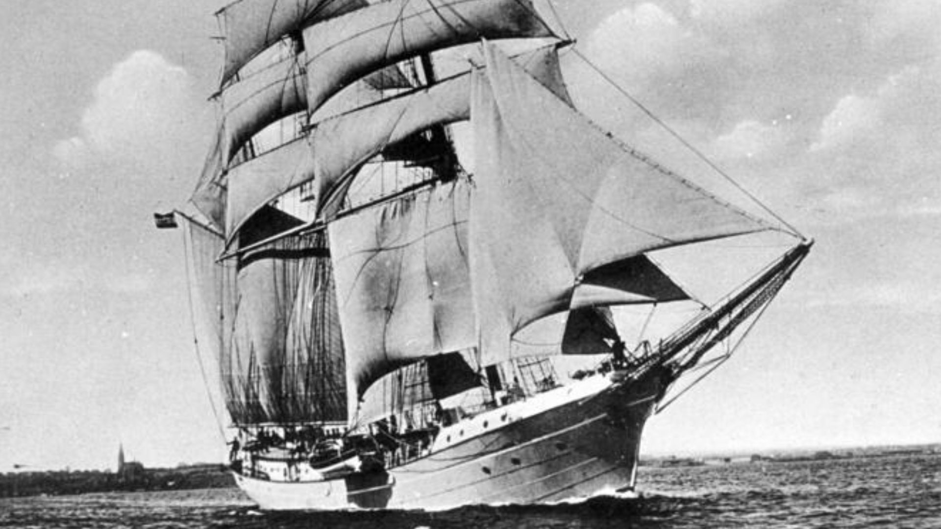 For documentary purposes the German Federal Archive often retained the original image captions, which may be erroneous, biased, obsolete or politically extreme. Segelschulschiff
