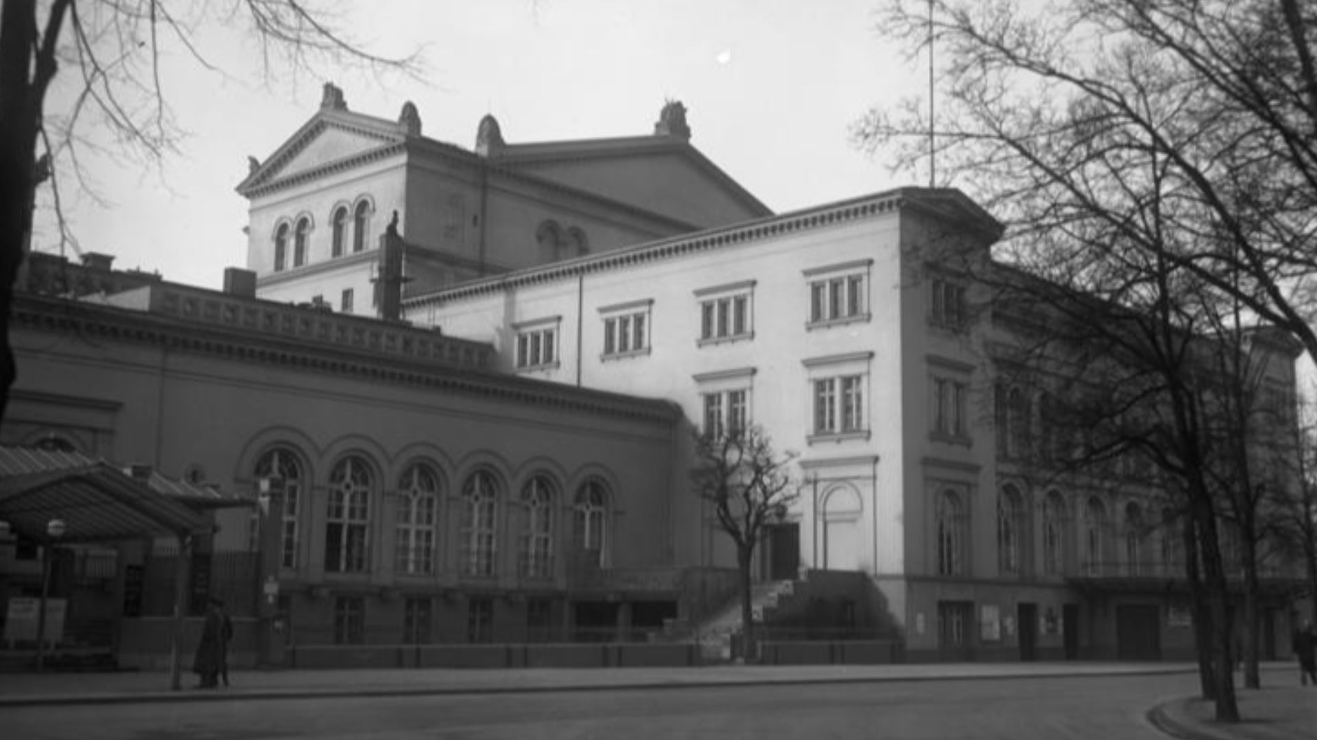 For documentary purposes the German Federal Archive often retained the original image captions, which may be erroneous, biased, obsolete or politically extreme. Die staatl. Kroll-Oper und das Schiller-Theater in Berlin
sollen geschlossen werden !
Infolge 