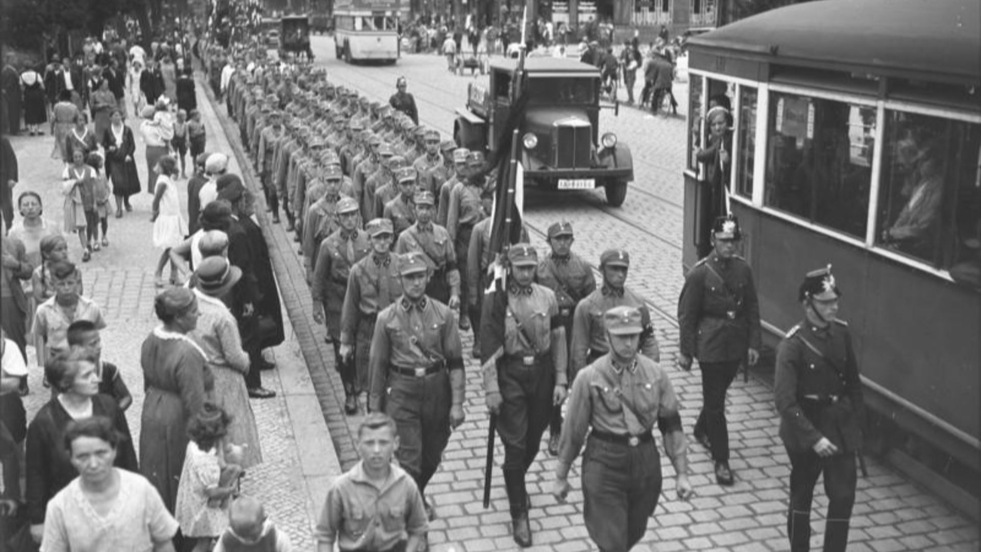 For documentary purposes the German Federal Archive often retained the original image captions, which may be erroneous, biased, obsolete or politically extreme. 1932 Berlin
SA-Propagandamarsch in Spandau