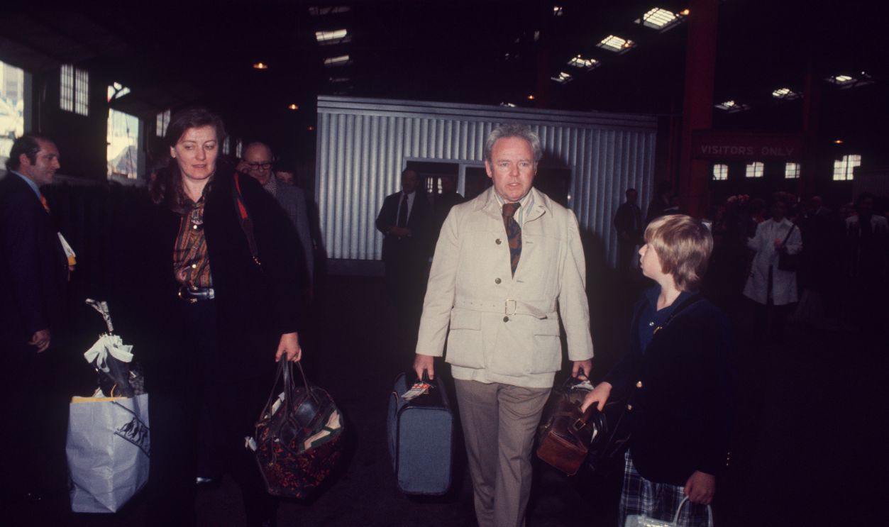 Getty Images - 529286569 - Hugh O'Connor; son of Carroll O'Connor; with his father and his mother; Nancy; circa 1970; New York.