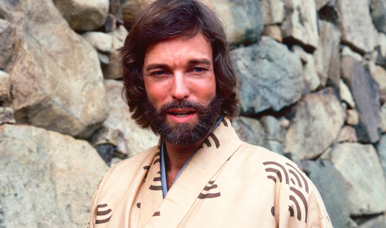 Shogun Richard Chamberlain, US actor, wearing a kimono and holding a samurai sword in a publicity portrait issued for the US television series, 'Shogun', Japan, 1980. The mini-series, adapted from the novel by James Clavell, starred Chamberlain as 'Pilot-Major John Blackthorne'.