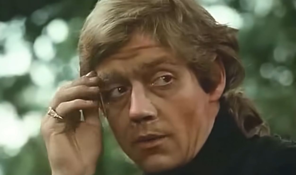 Screenshot from The Scarlet Pimpernel (1982)