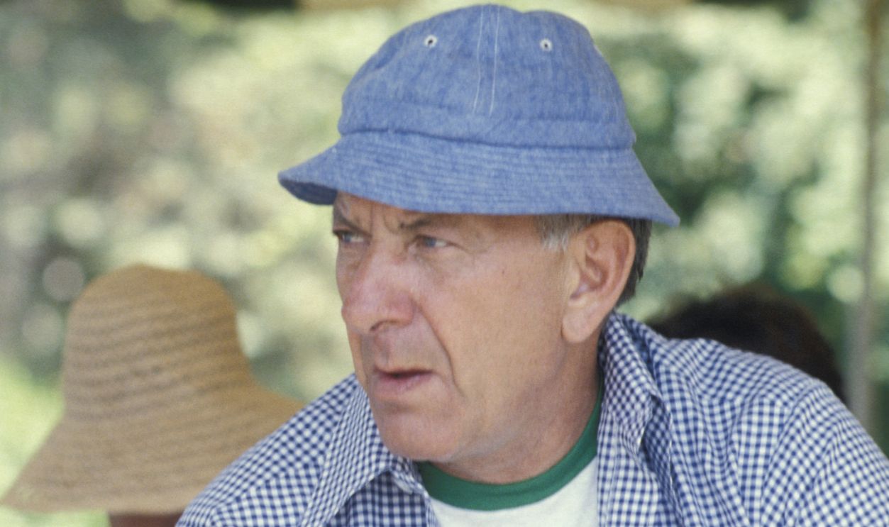 Getty Images - 109558130 - Jack Klugman and girlfriend Barbara during 9th Annual Los Angeles Police Celebrity Golf Tournament at Rancho Park in Los Angeles, California, United States.