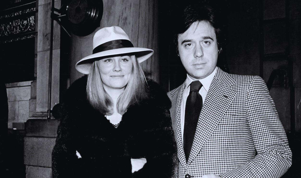 Gettyimages - 511818719, Cybill And Peter NEW YORK, NY CIRCA 1974: Actress Cybill Shepherd and director Peter Bogdanovich photographed outside The Plaza Hotel in New York City, circa 1974.