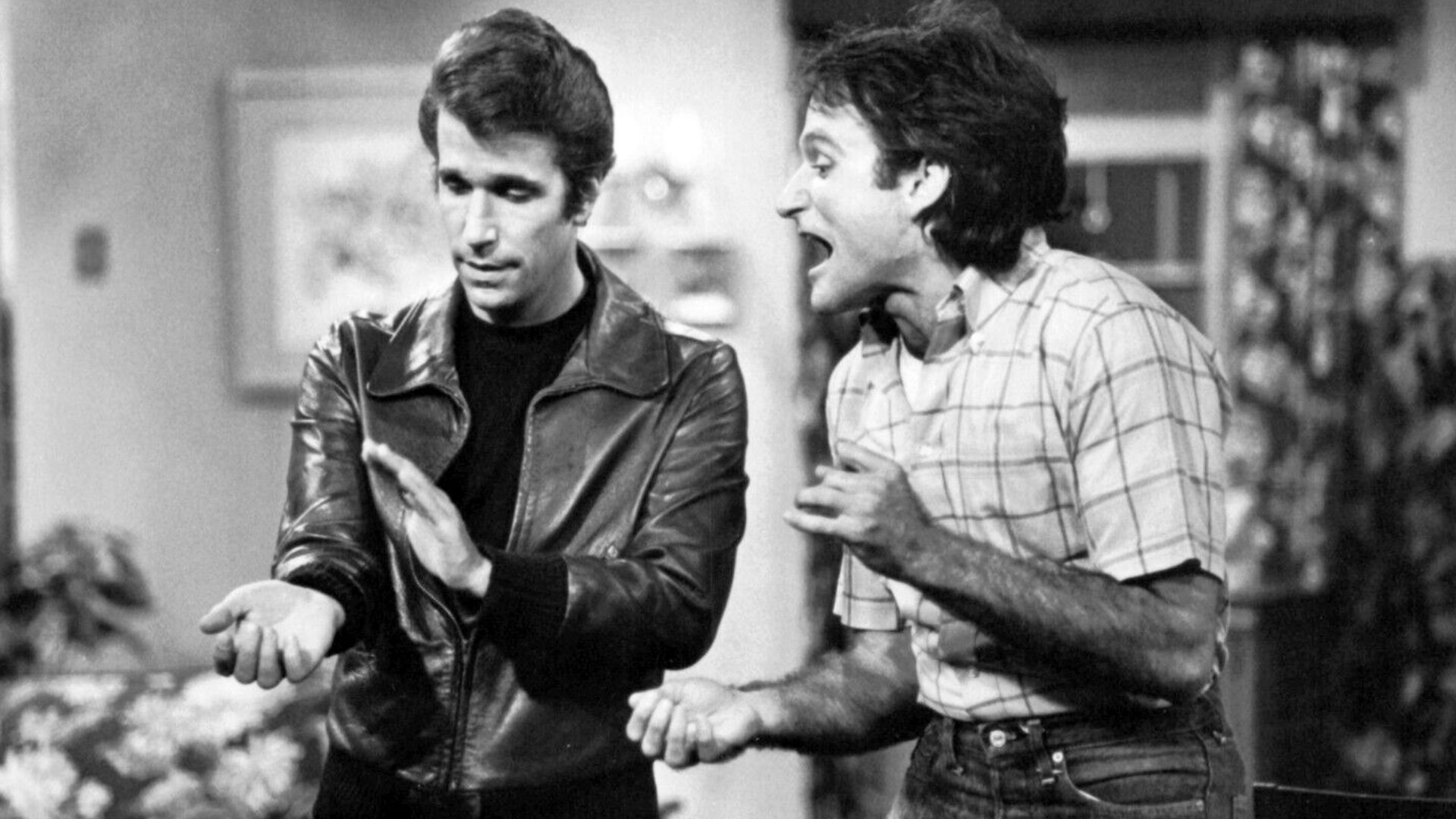 Henry Winkler and Robin Williams as Fonzie and Mork in 1978, in a promotional picture for the pilot episode of Mork & Mindy.