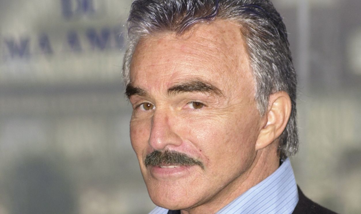 Getty Images - 183915729 - Burt Reynolds during Deauville 2001 - Tempted Photocall at Centre International Deauville - C.I.D in Deauville, France.