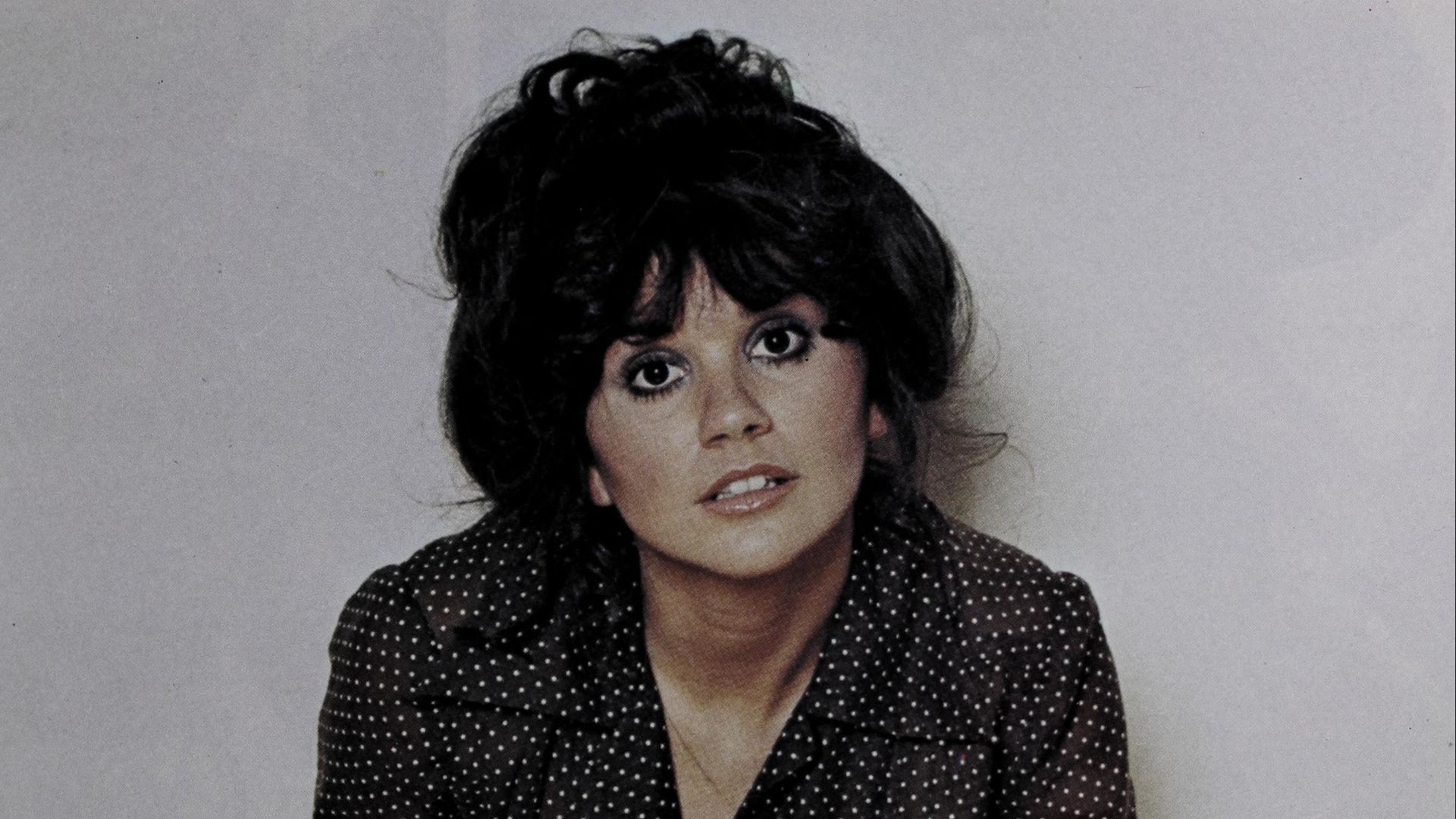 Linda Ronstadt featured on the cover of Cash Box magazine, 13 November 1976.