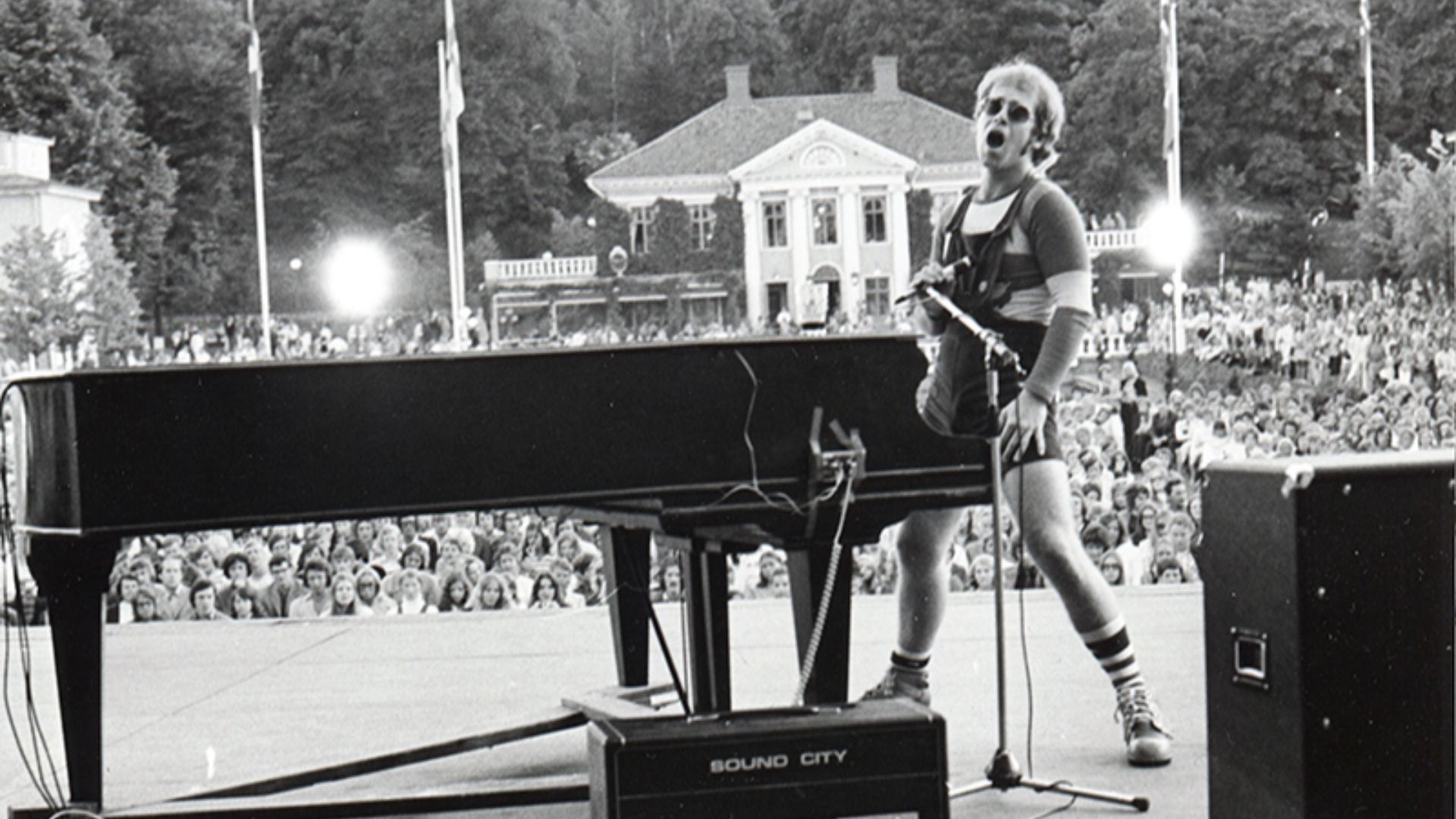 Elton John on stage, Live at Liseberg, 1971.