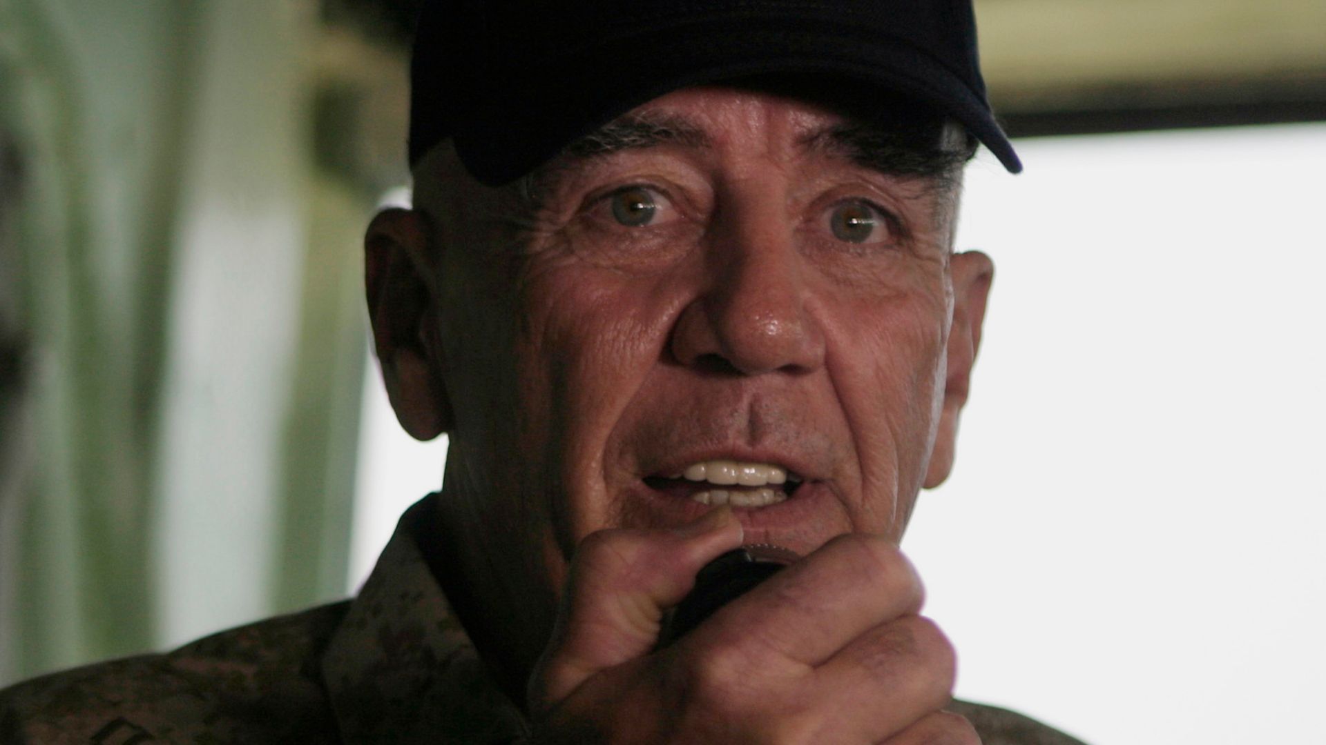 PERSIAN GULF (Dec. 8, 2008) Actor and Marine Corps icon Gunnery Sgt. R. Lee Ermey gives an
