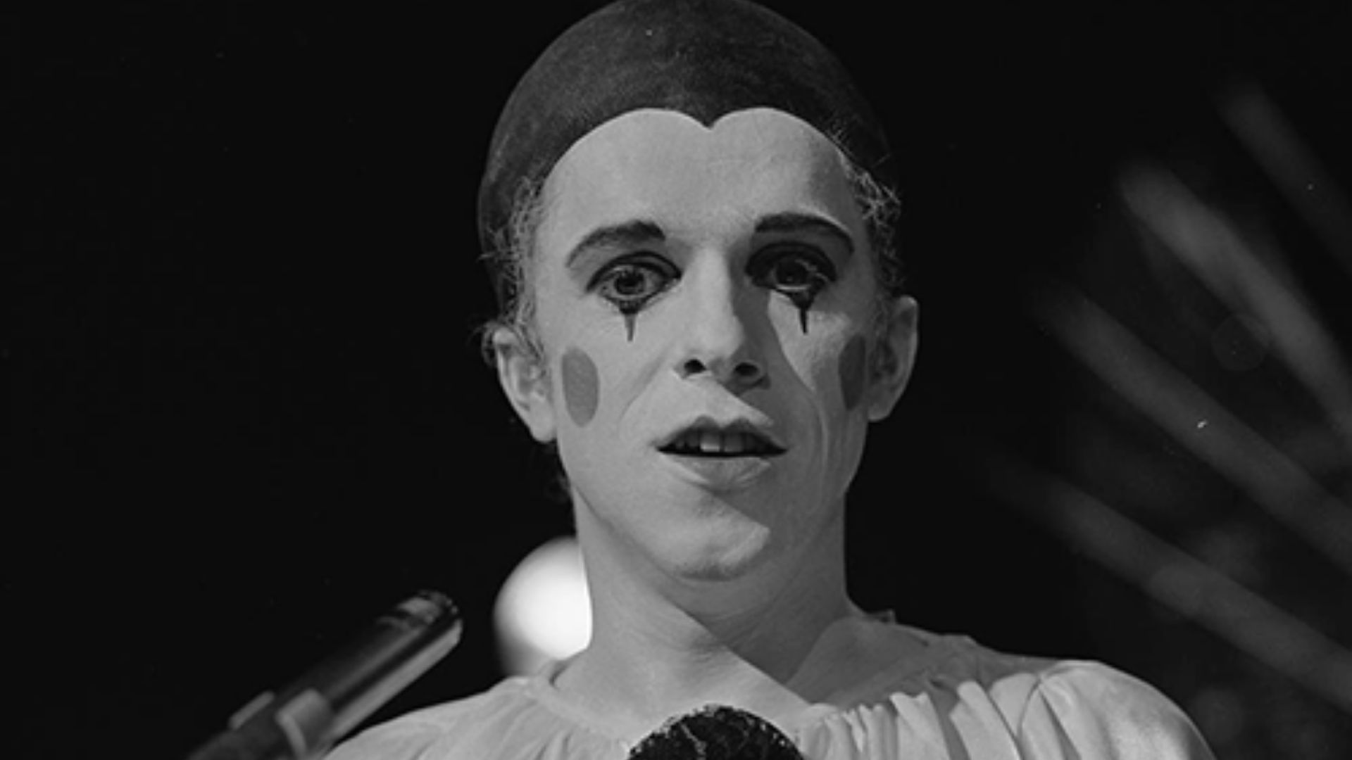 Leo Sayer as Pierrot, perfoming his song The Show Must Go On in AVRO's TopPop (Dutch television show) in 1974