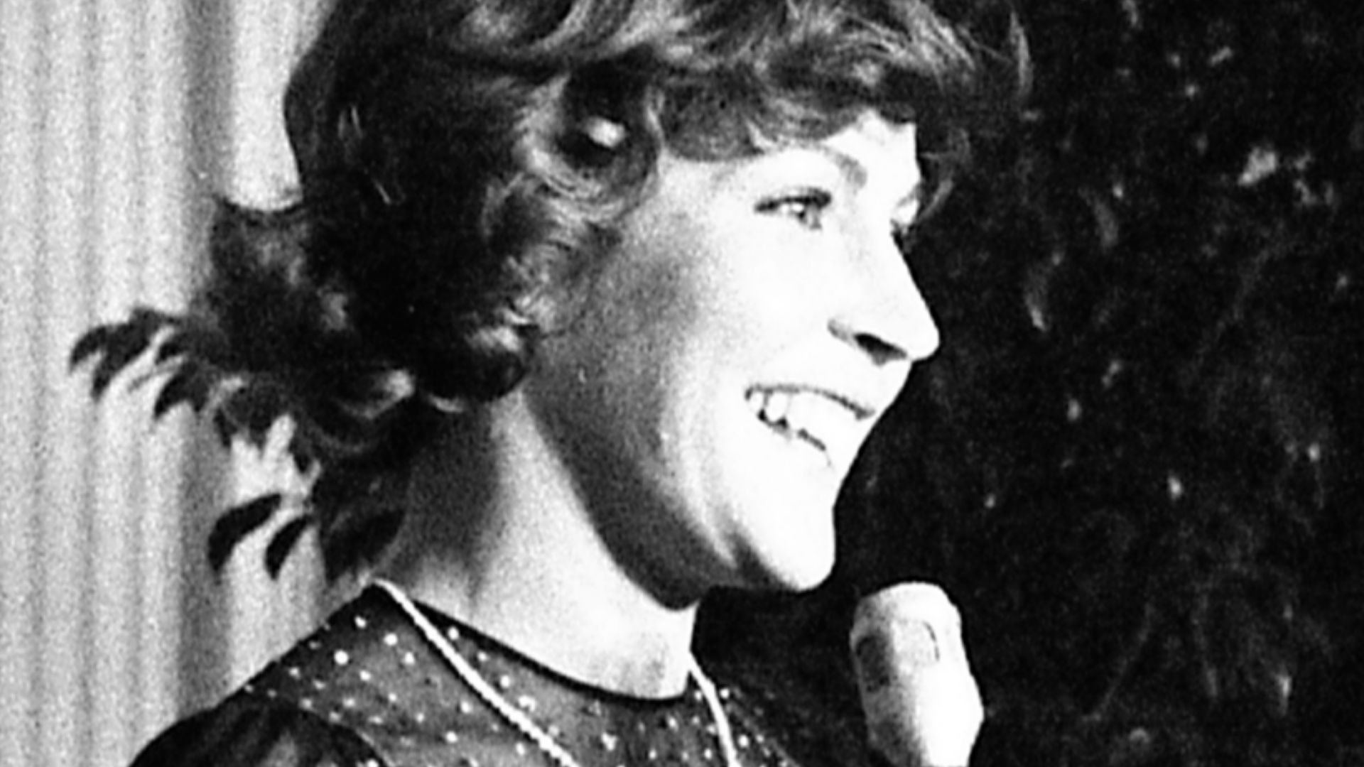 1976, January 27 – East Room – The White House – Washington, DC – Carol Burnett, Helen Reddy – standing on stage, singing – State Visit of Israeli Prime Minister&Mrs. Yitzhak Rabin-State Dinner-Entertainment (metadata)