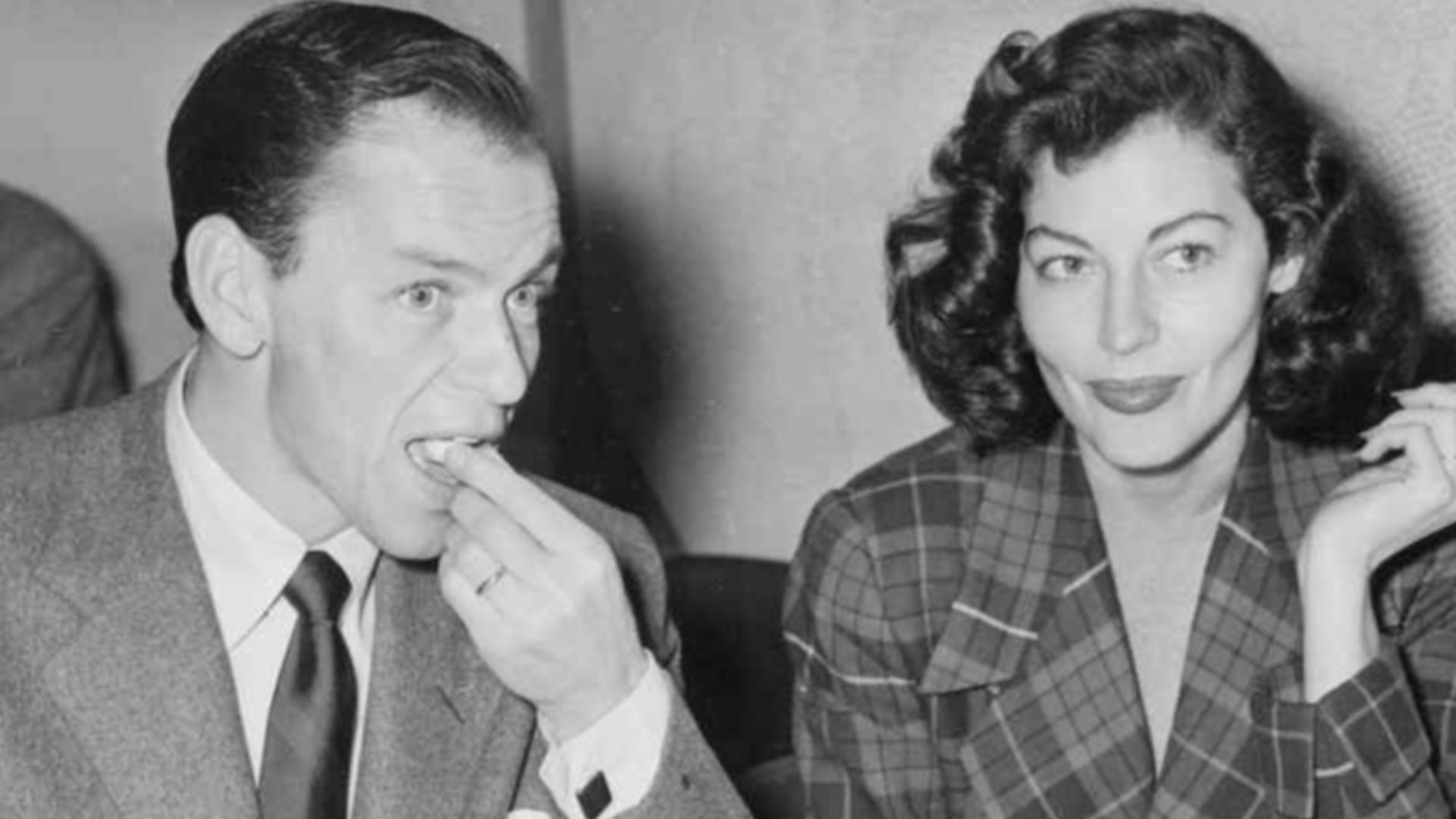 Frank Sinatra en Ava Gardner aan tafel in het restaurant van Schiphol, 13 december 1951
Foto Ben van Meerendonk / AHF, collectie IISG, Amsterdam
Foto gepubliceerd in Het Vrije Volk, 14 december 1951, pagina 9, waarbij de man achter Sinatra is weggeretouc