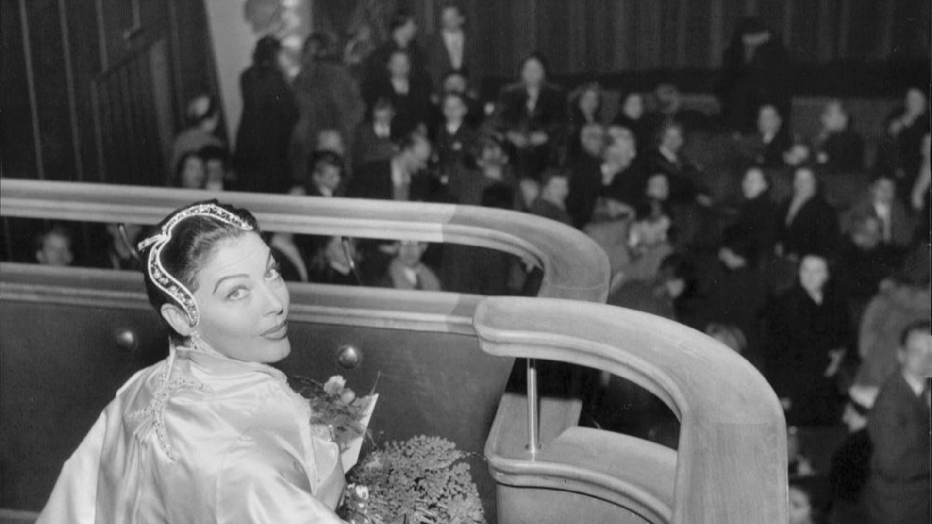 Den här gången trivs jag verkligen i Stockholm, sade Ava Gardner på tisdagskvällen och därmed syftade hon på det något nervösa och irriterade besöket i somras tillsammans med Frank Sinatra. Min första dag i Stockholm har mest bestått i att vila och med fö