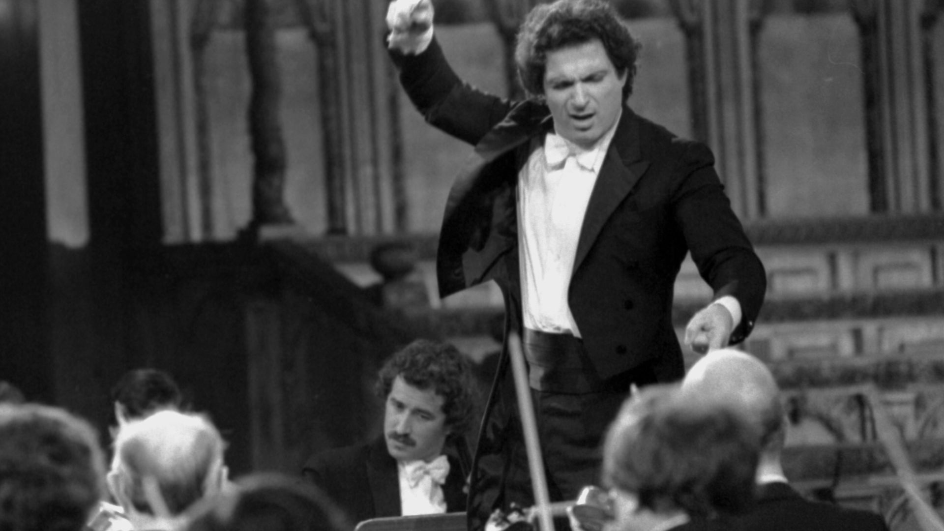 Le chef d’orchestre français Alain Lombard dirige l’Orchestre de la Résidence de la Haye 1980.