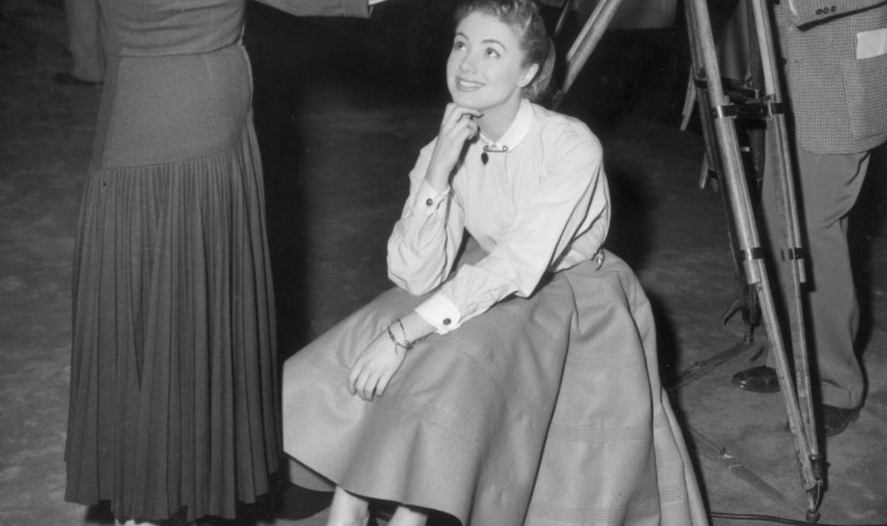 circa 1955: Australian-born actor Dame Judith Anderson (1897- 1992) speaks to reporters at a press conference while American actor and singer Shirley Jones looks on, Waldorf Astoria Hotel, New York City.
