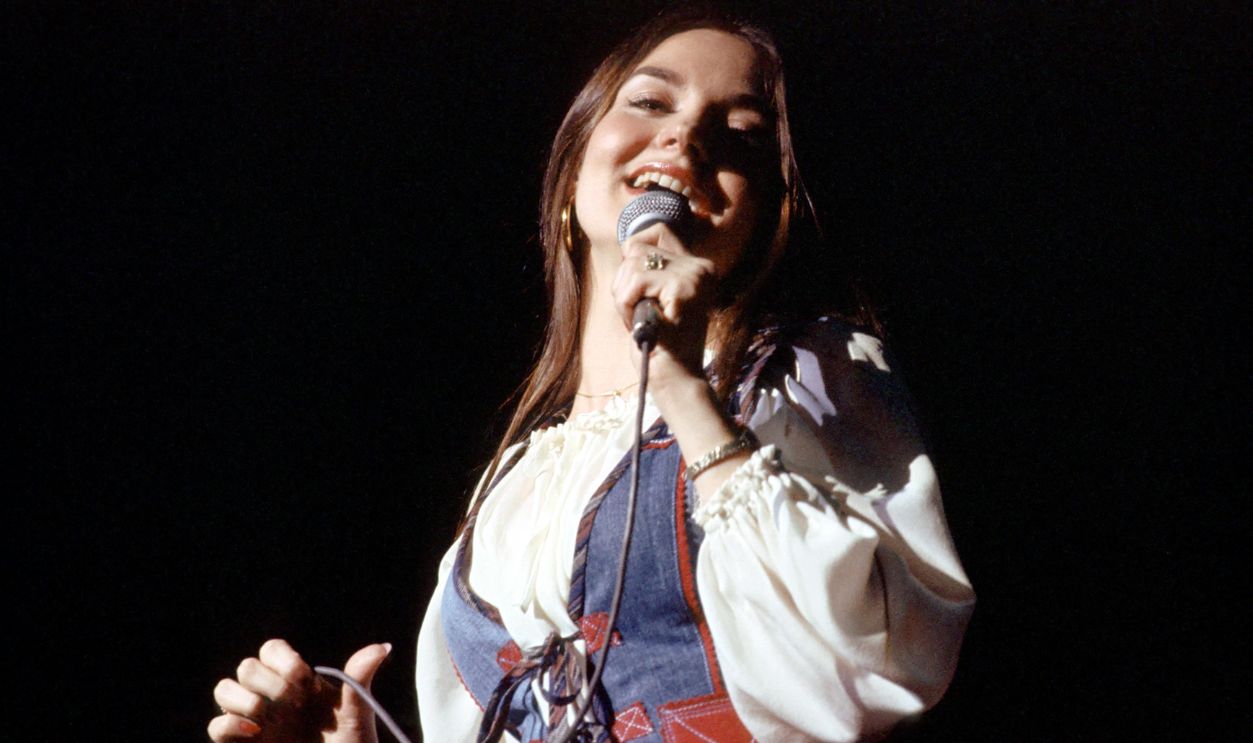 Crystal Gayle performing