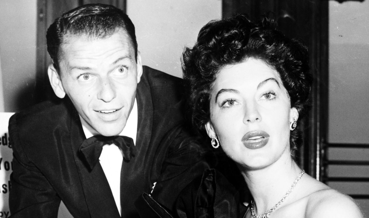 Getty Images - 665944154 - Entertainers Frank Sinatra and Ava Gardner sign a pledge as good ciitzens on September 19, 1952 in New York, New york.