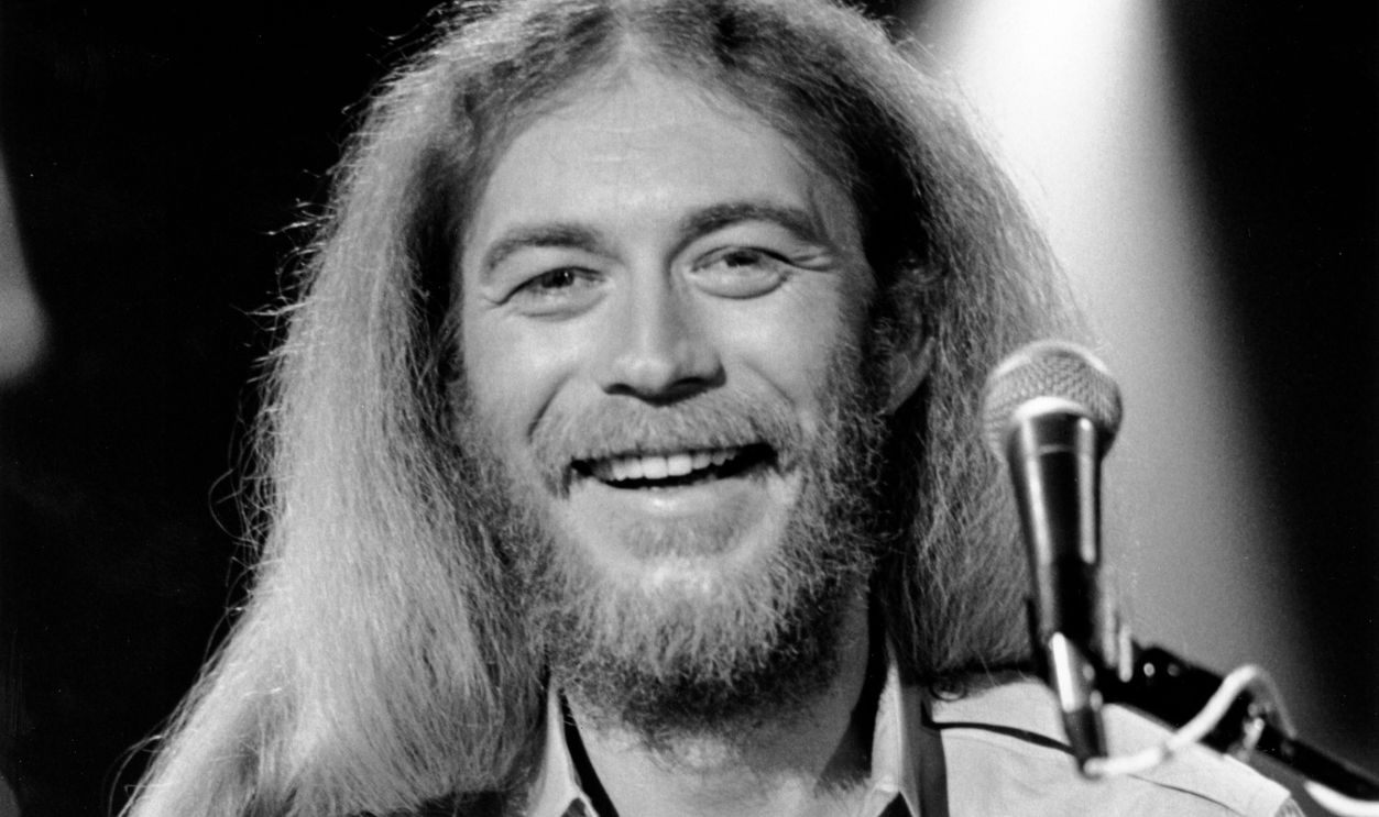 Paul Davis performing