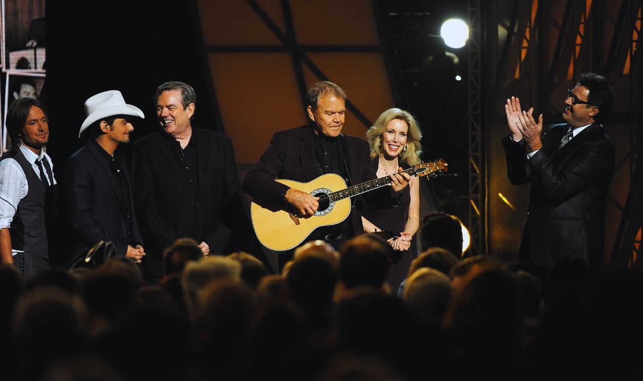 Gettyimages - 132042857, 45th Annual CMA Awards - Show NASHVILLE, TN - NOVEMBER 09: Keith Urban, Brad Paisley, Jimmy Webb, Glen Campbell, Kim Campbell, and Vince Gill receive a standing ovation at the 45th annual CMA Awards at the Bridgestone Arena on November 9, 2011 in Nashville, Tennessee. 