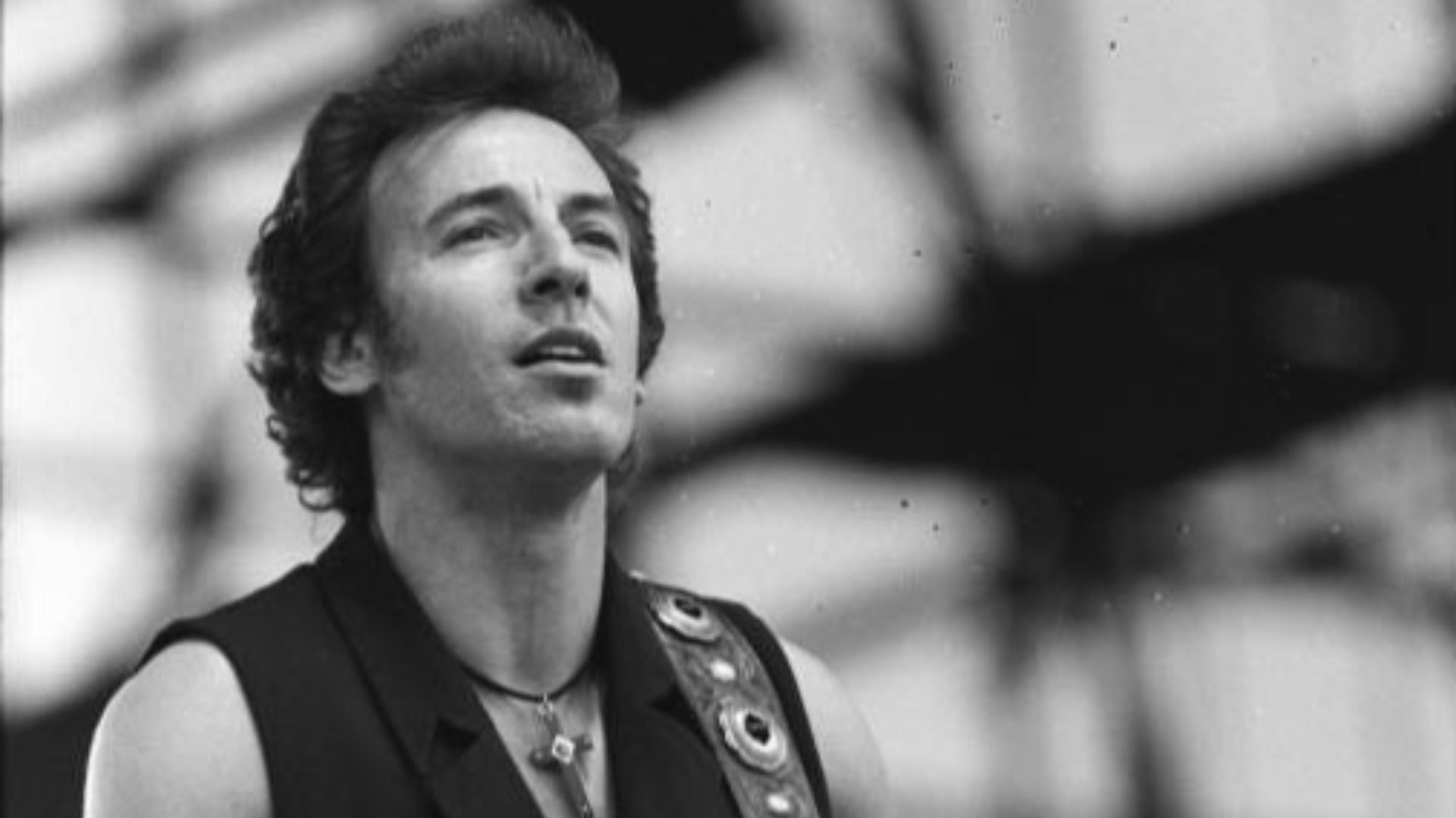 For documentary purposes the German Federal Archive often retained the original image captions, which may be erroneous, biased, obsolete or politically extreme. ADN-ZB/Uhlemann/19.7.88/Berlin: Springsteen Konzert/ Der US-amerikanische Sänger und Gitarrist