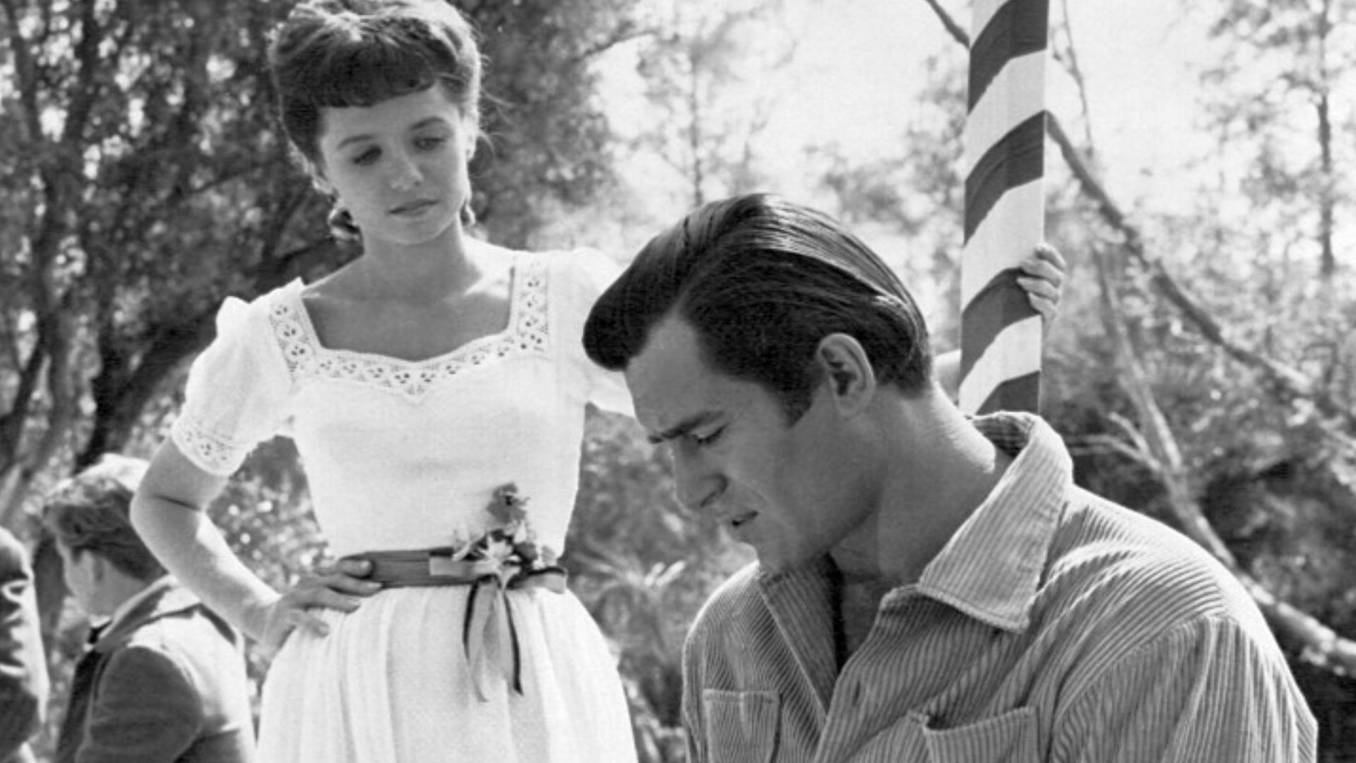 Photo of Clint Walker as Cheyenne and guest star Ronnie Haran in the