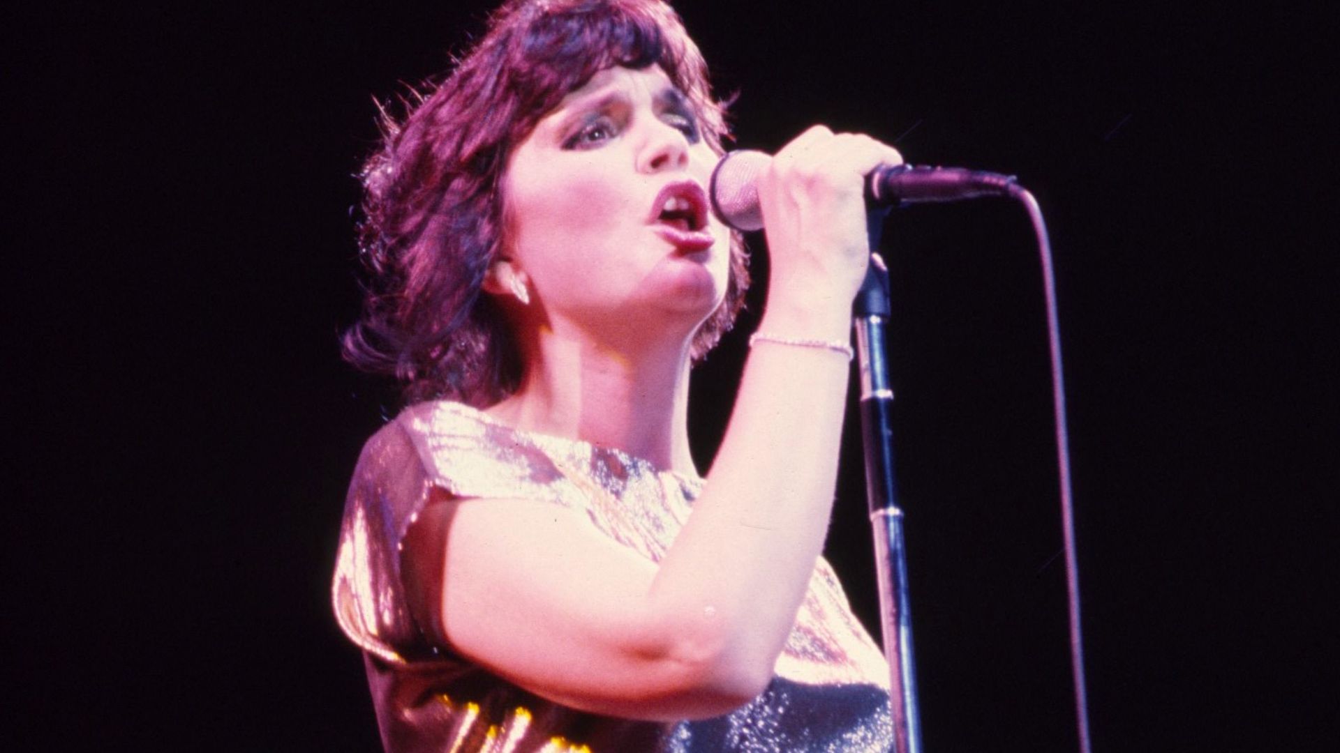 Linda Ronstadt performs at Six Flags Over Texas in Arlington, Texas, August, 1981.