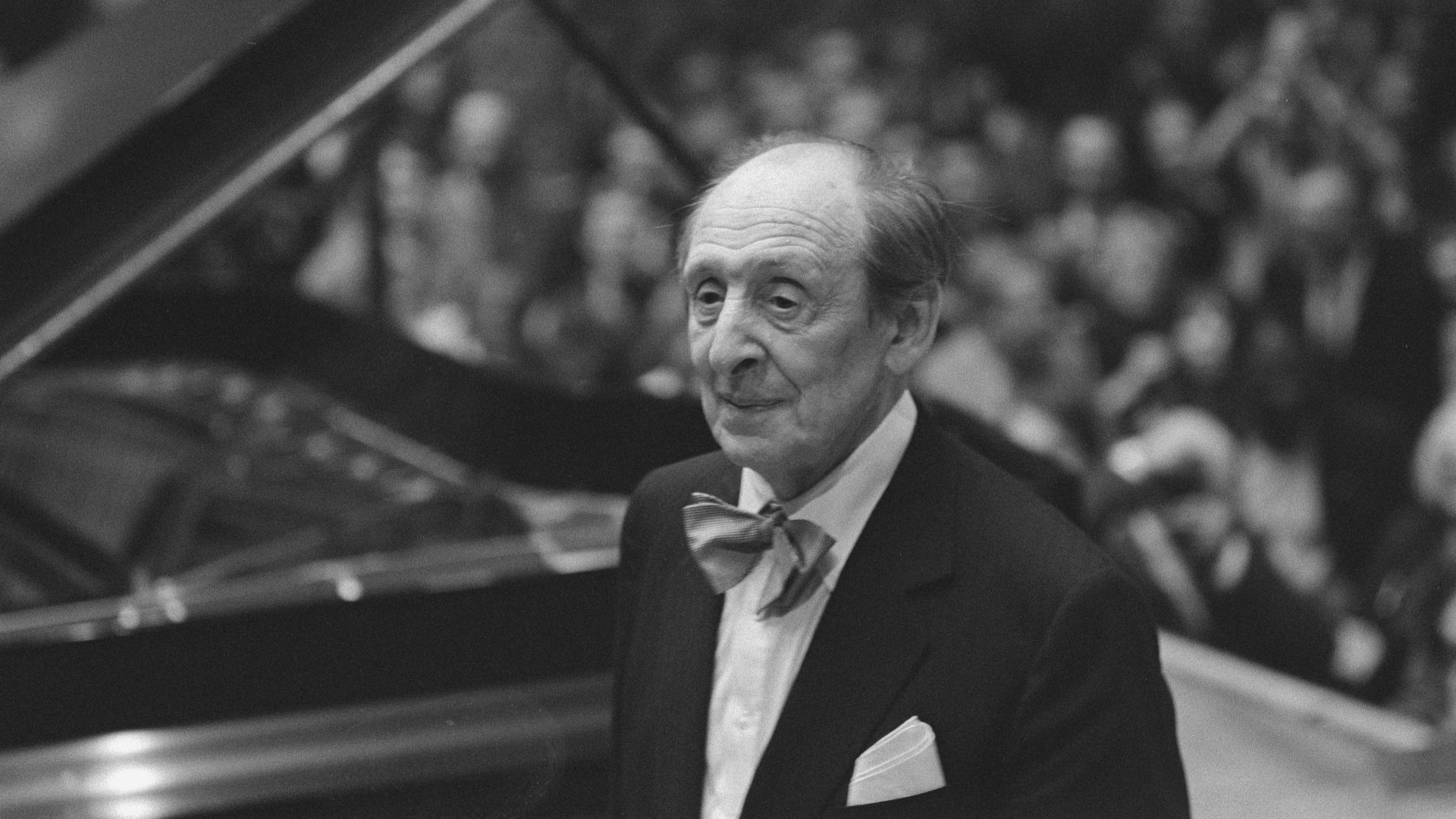 Collectie / Archief : Fotocollectie Anefo
Reportage / Serie : [ onbekend ]
Beschrijving : Concertpianist Vladimir Horowitz in Concertgebouw in Amsterdam; Horowitz na afloop
Datum : 23 november 1986
Locatie : Amsterdam, Noord-Holland
Trefwoorden : pianiste