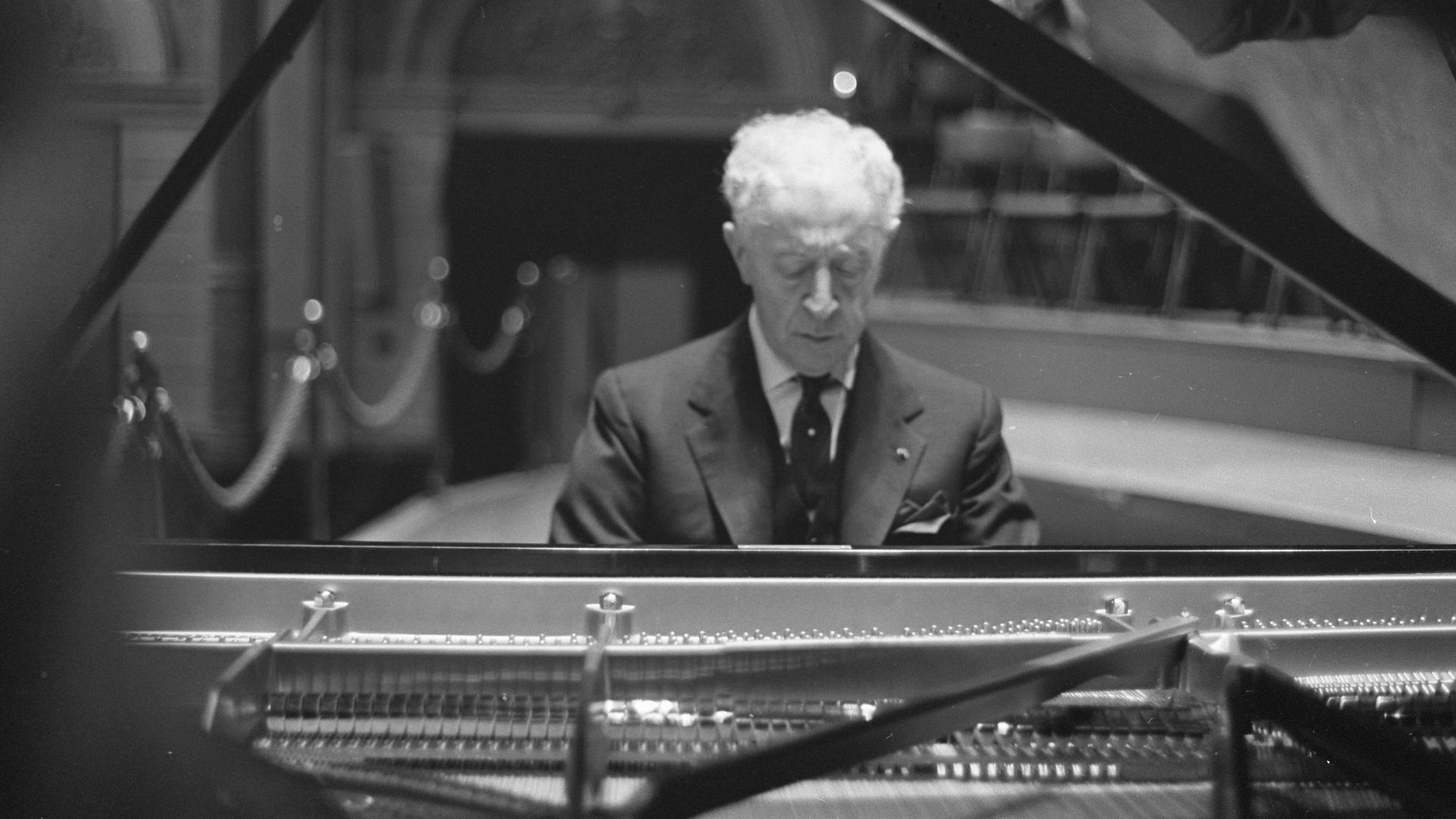 Collectie / Archief : Fotocollectie Anefo
Reportage / Serie : [ onbekend ]
Beschrijving : Optreden Arthur Rubinstein in Concertgebouw
Datum : 13 februari 1962
Locatie : Amsterdam, Noord-Holland
Trefwoorden : musici, pianisten, portretten
Persoonsnaam : Ru