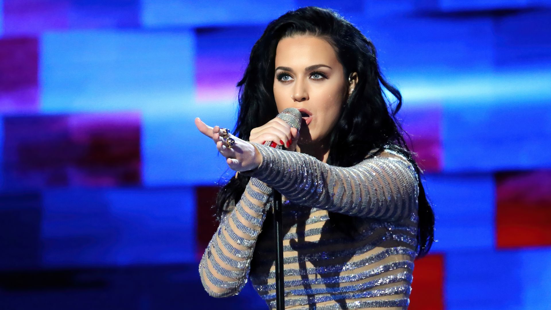 Katy Perry sings to the Democratic National Convention in Philadelphia, July 28, 2016. (A. Shaker/VOA)