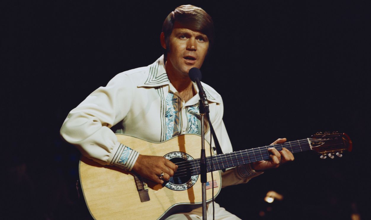 Gettyimages - 113734625, Tony Russell Glen Campbell, U.S. country music singer, playing the guitar and singing during a performance on a television show, circa 1974.