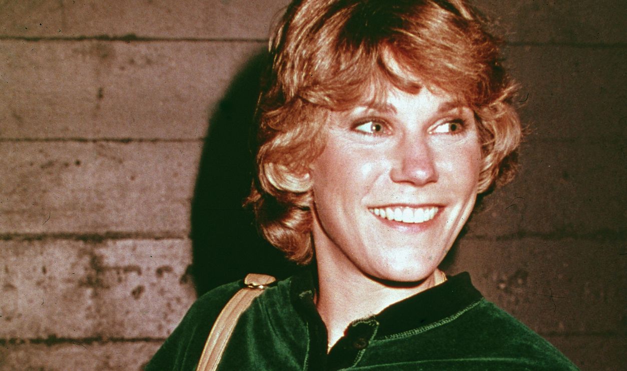 Canadian-born singer Anne Murray smiles and poses, circa 1970s