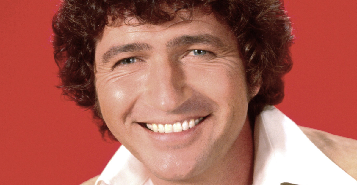 Actor and singer Mac Davis poses for a portrait in 1985 in Los Angeles, California.