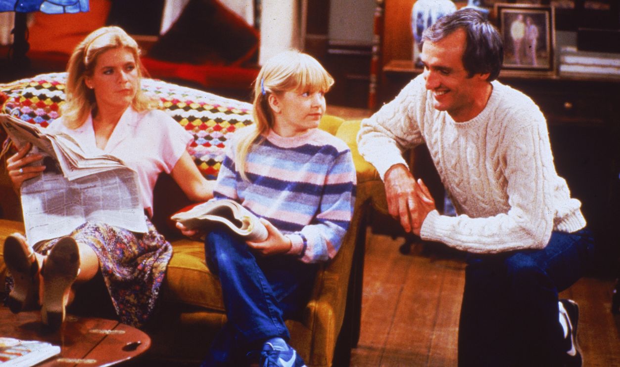 Gettyimages - 3189433, Scene From 'Family Ties' Left to right, American actors Meredith Baxter Birney, Tina Yothers, and Michael Gross appear in a scene from the television sit-com, 'Family Ties,' early 1980s.