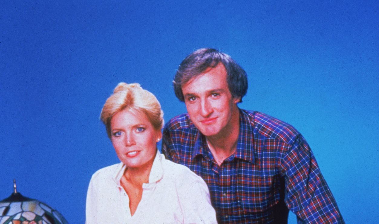 Gettyimages - 3189118, Cast Of 'Family Ties' Promotional portrait of the cast of American television sit-com, 'Family Ties,' 1980s. Standing, American actors Meredith Baxter Birney and Michael Gross; sitting, left to right, American actress Justine Bateman, Canadian-born actor Michael J. Fox, and American actress Tina Yothers. 