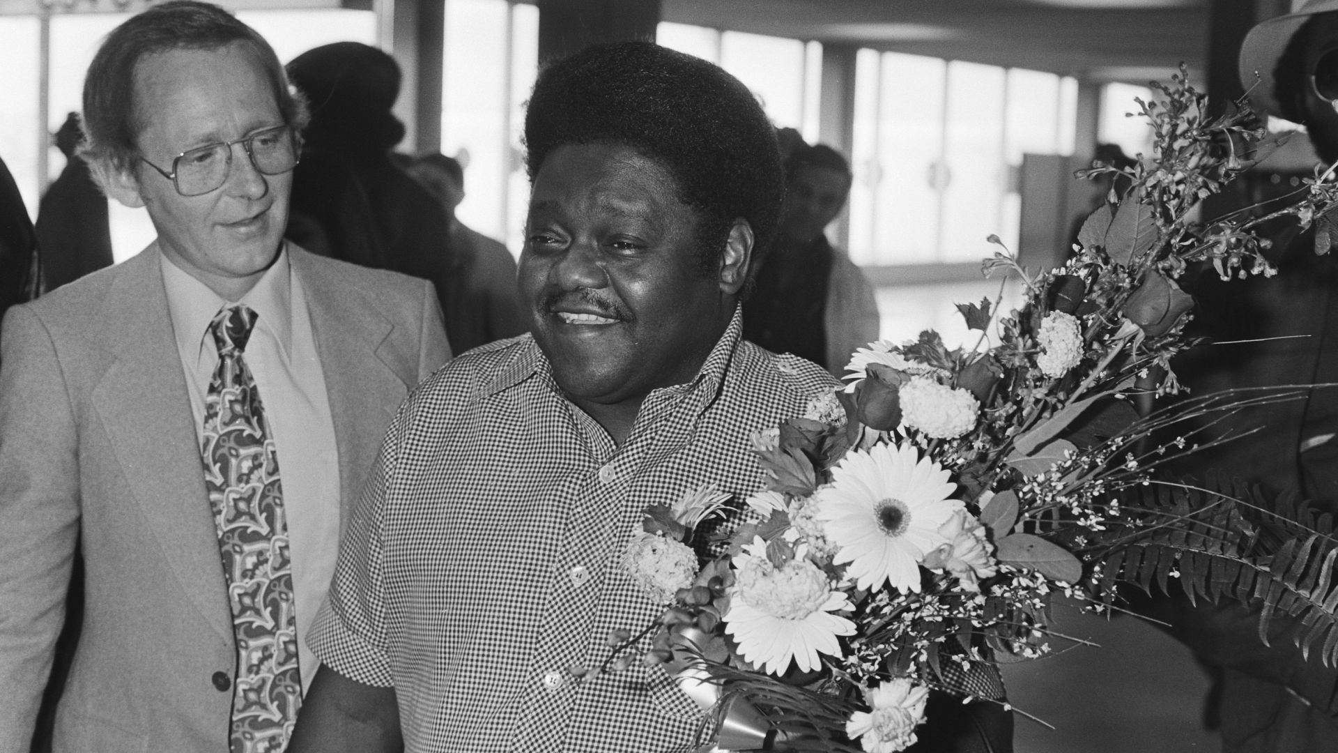 Collectie / Archief : Fotocollectie Anefo
Reportage / Serie : [ onbekend ]
Beschrijving : Aankomst Fats Domino op Schiphol i.v.m. aantal concerten in ons land, Fats Domino op Schiphol met bloe (kop)
Datum : 26 maart 1981
Trefwoorden : aankomsten, zangers

