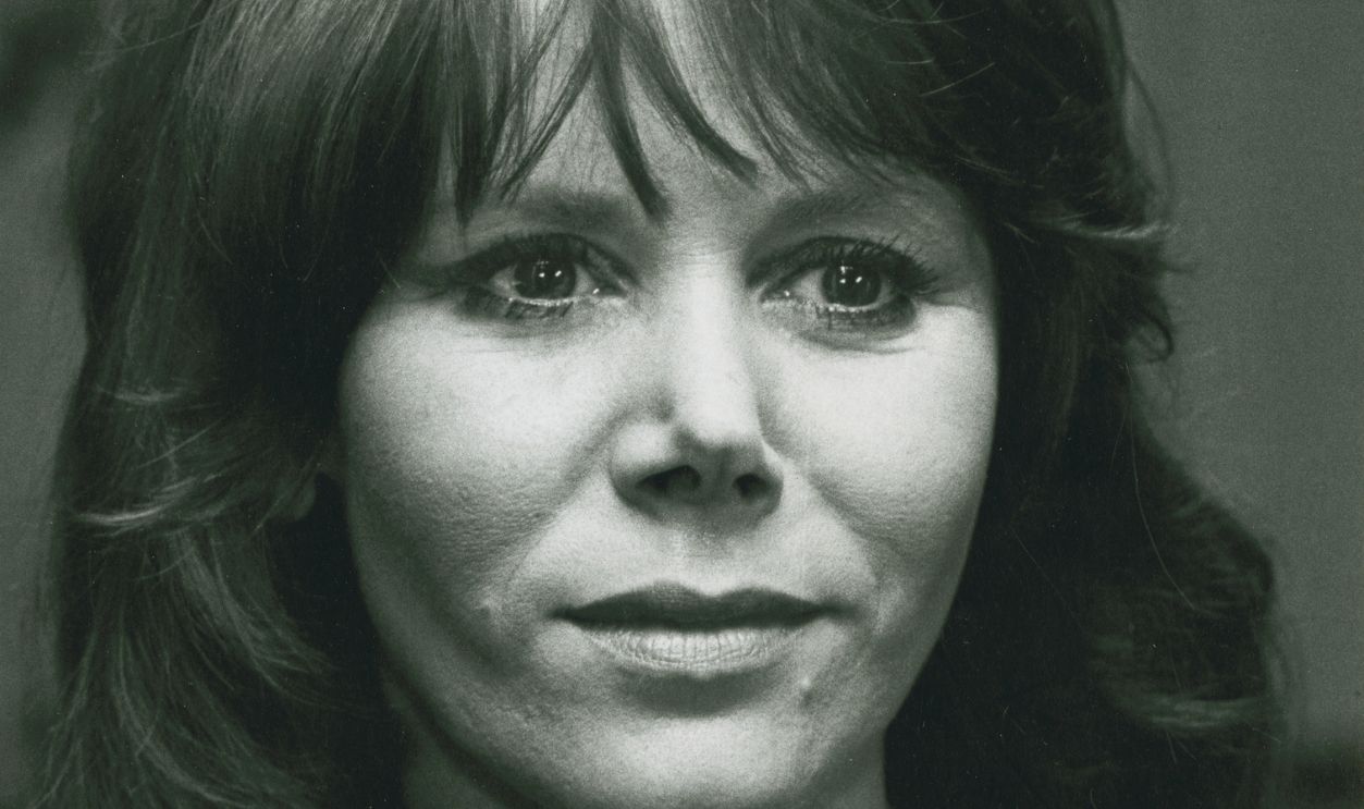 Actress Judy Carne attending 'Tribute Gala Honoring Joan Crawford' on June 24, 1977 at the Academy Theater in Beverly Hills, California. 