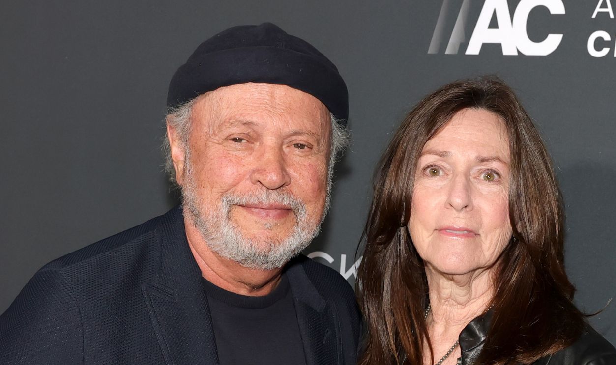 Premiere Of "Spinal Tap II: The End Continues" - Red Carpet LOS ANGELES, CALIFORNIA - SEPTEMBER 09: Billy Crystal (L) and Janice Crystal arrive at the premiere of "Spinal Tap II: The End Continues" at The Egyptian Theatre Hollywood on September 09, 2025 in Los Angeles, California.